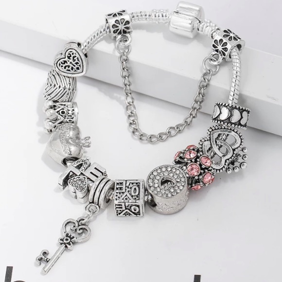❤️TRULY STUNNING SILVER BRACELET AND 11 BEAUTIFUL SILVER CHARMS & SAFETY CHAIN❤️ - Picture 3 of 5
